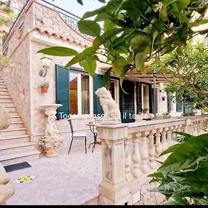 Donna Rosa - Your In Taormina