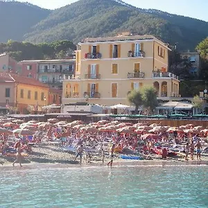 hotel-la-spiaggia.hotelitalianriviera.com/